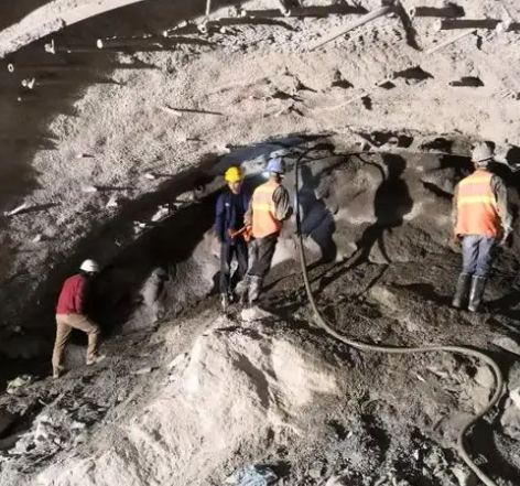 峪泉镇拱顶带模注浆料的施工流程及注意事项